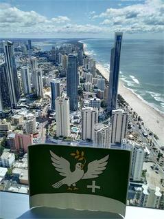 Výhled z mrakodrapu Q1 (Queensland Number One) na Gold Coast, jedná se o nejvyšší mrakodrap v Austrálii (střecha 275 m, nejvyšší bod 323 m nad zemí), město Gold Coast, stát Queensland, Austrálie (září 2016)