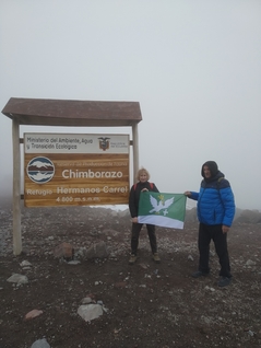 Ekvádor – stratovulkán CHIMBORAZO, nejvyšší hora Ekvádoru (6 263 m), Kordillery. Vlajka se dostala do výšky 4 800 m.