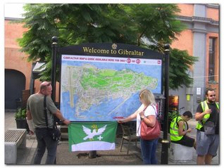 Cedule vítá naši vlajku slovy: "Vítejte v Gibraltaru." Hlavní město Gibraltar, zámořské území Spojeného království