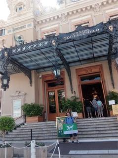 Věhlasné kasino s neméně věhlasnou vlajkou Hořiček, část Monte Carlo, stát Monaco